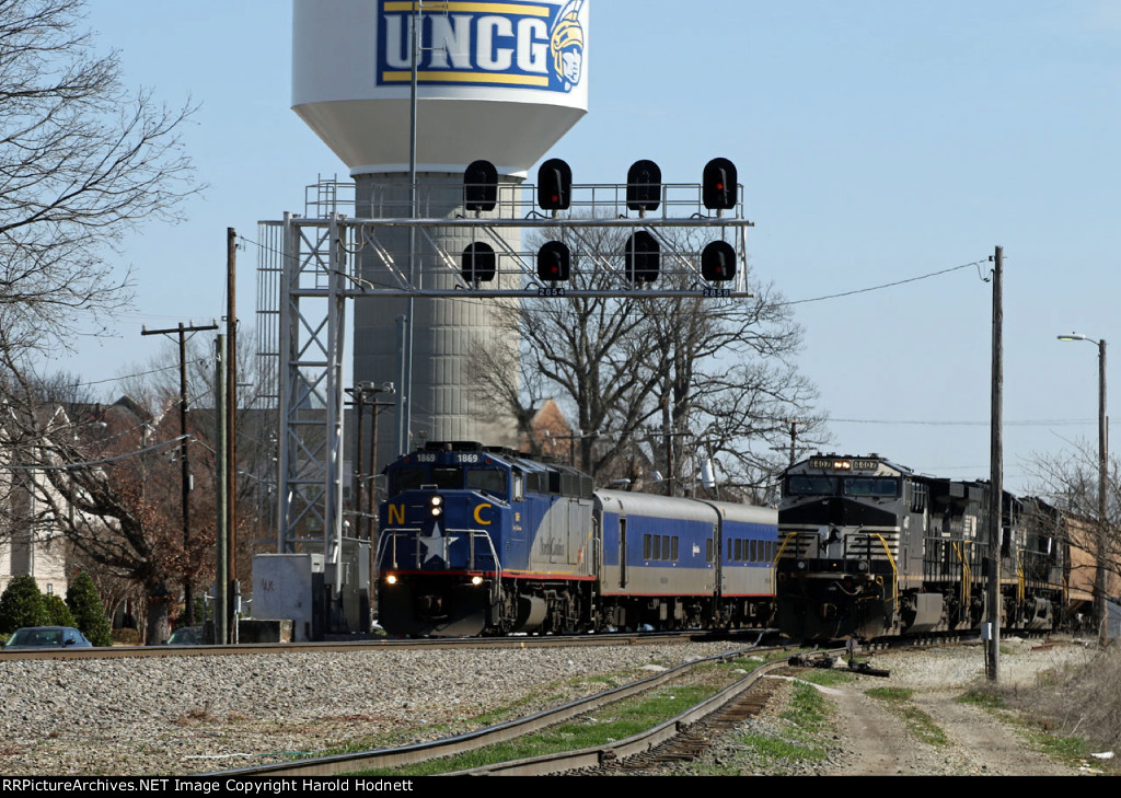 RNCX 1869 leads train 75 past NS train 351